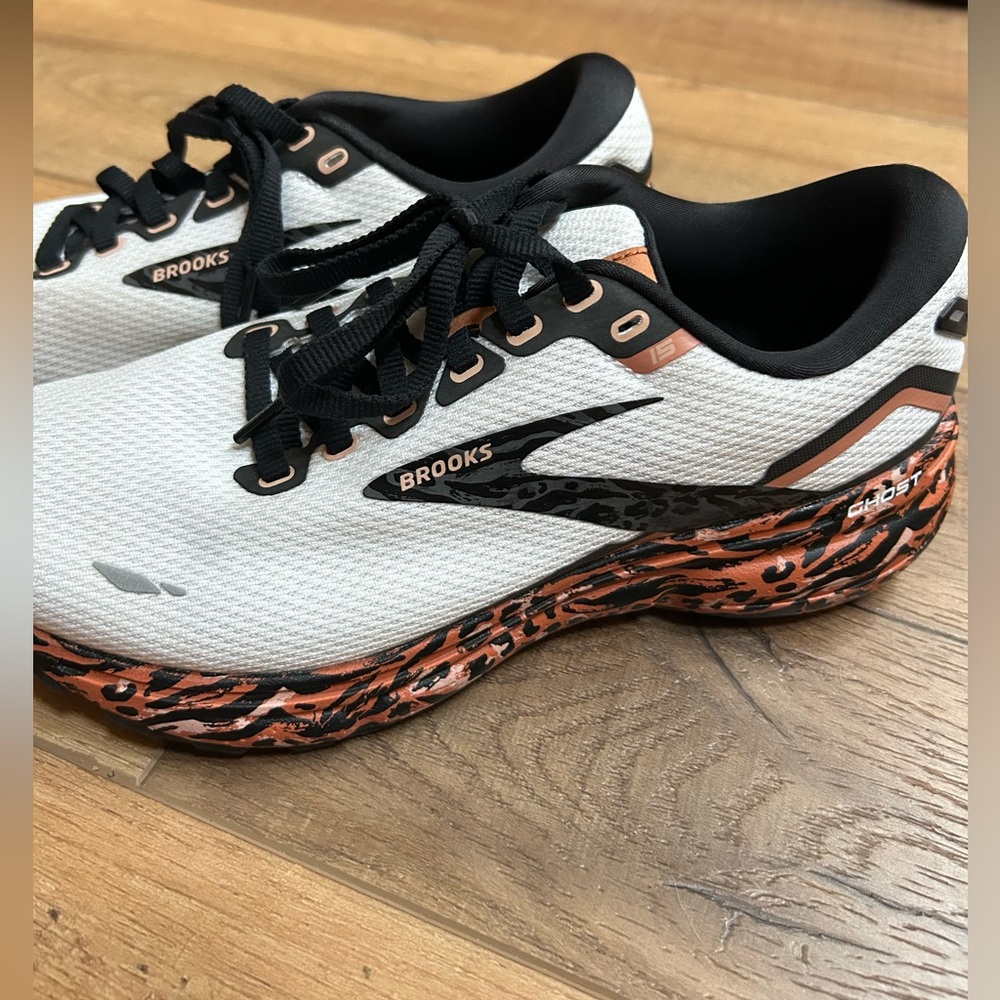 Brooks Dynamic White and Orange Sneakers